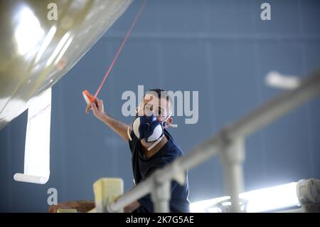 ©REMY GABALDA/MAXPPP - un Airbus dans les ateliers de peinture d'un sous-traitant aéronautique à Blagnac. Certaines compagnies aériennes, à l'extérieur de Qatar Airways, font état de peinture craquelée sur certains de leurs Airbus A350. Des temps qui sont à la difficile à faire viennent ajouter la peinture sur les matériaux composites, plus que sur l'aluminium. Qatar Airways aurait oannée au sol 20 apreils sur 53 pour examiner ces sorties, et au mois cinq autres compagnies aériennes seraient confrontées aux rêves difficiles.02 12 2021. Certaines compagnies aériennes, dont Qatar Airways, signalent des traces de peinture fissurée Banque D'Images