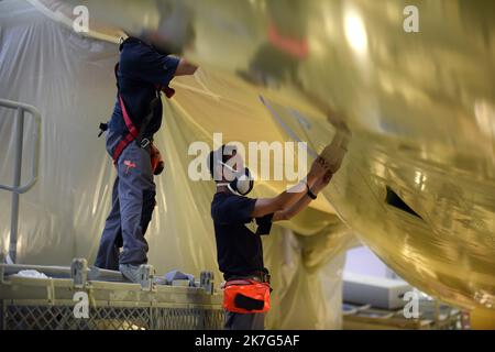 ©REMY GABALDA/MAXPPP - un Airbus dans les ateliers de peinture d'un sous-traitant aéronautique à Blagnac. Certaines compagnies aériennes, à l'extérieur de Qatar Airways, font état de peinture craquelée sur certains de leurs Airbus A350. Des temps qui sont à la difficile à faire viennent ajouter la peinture sur les matériaux composites, plus que sur l'aluminium. Qatar Airways aurait oannée au sol 20 apreils sur 53 pour examiner ces sorties, et au mois cinq autres compagnies aériennes seraient confrontées aux rêves difficiles.02 12 2021. Certaines compagnies aériennes, dont Qatar Airways, signalent des traces de peinture fissurée Banque D'Images