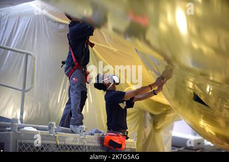 ©REMY GABALDA/MAXPPP - un Airbus dans les ateliers de peinture d'un sous-traitant aéronautique à Blagnac. Certaines compagnies aériennes, à l'extérieur de Qatar Airways, font état de peinture craquelée sur certains de leurs Airbus A350. Des temps qui sont à la difficile à faire viennent ajouter la peinture sur les matériaux composites, plus que sur l'aluminium. Qatar Airways aurait oannée au sol 20 apreils sur 53 pour examiner ces sorties, et au mois cinq autres compagnies aériennes seraient confrontées aux rêves difficiles.02 12 2021. Certaines compagnies aériennes, dont Qatar Airways, signalent des traces de peinture fissurée Banque D'Images