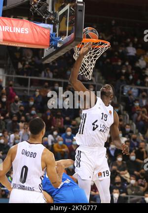 ©Laurent Lairys/MAXPPP - chute de Youssoupha à Lyon - Villeurbanne pendant le match Euroligue de Turkish Airlines entre le FC Barcelone et LDLC ASVEL sur 27 janvier 2022 au Palau Blaugrana à Barcelone, Espagne - photo Laurent Lairys / MAXPPP Banque D'Images