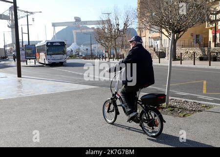 ©PHOTOPQR/LA PROVENCE/VALLAURI Nicolas ; la Ciotat ; 27/01/2022 ; image générale de la ville de la Ciotat. Mobilité douce (transport doux) avec un homme sur son vélo - vue générique de la Ciotat, sud de la France Banque D'Images