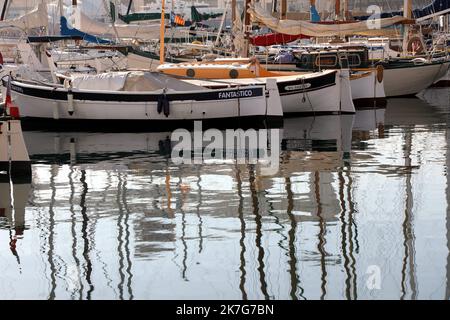 ©PHOTOPQR/LA PROVENCE/VALLAURI Nicolas ; la Ciotat ; 27/01/2022 ; image générale de la ville de la Ciotat. Port Vieux ou Vieux Port Illustration des pointus (petites barques traditionnelles provençales) à quai - vue générique de la Ciotat, sud de la France Banque D'Images