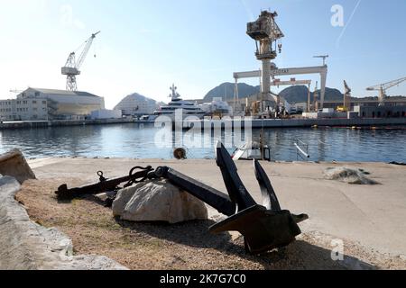 ©PHOTOPQR/LA PROVENCE/VALLAURI Nicolas ; la Ciotat ; 27/01/2022 ; image générale de la ville de la Ciotat. Port Vieux ou Vieux Port entrée du port avec les chantiers navals - vue générique de la Ciotat, sud de la France Banque D'Images