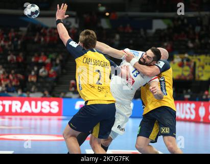 ©Laurent Lairys/MAXPPP - Nikola Karabatic de France et Jonathan Carlsbogård de Suède pendant l'EHF Euro 2022, demi-finale Handball match entre la France et la Suède sur 28 janvier 2022 à Budapest Multifunctional Arena à Budapest, Hongrie - photo Laurent Lairys / MAXPPP Banque D'Images