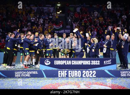 ©Laurent Lairys/MAXPPP - Cérémonie Podium Team Suède pendant l'EHF Homme Euro 2022, finale handball match entre la Suède et l'Espagne sur 30 janvier 2022 à Budapest Multifunctional Arena à Budapest, Hongrie - photo Laurent Lairys / MAXPPP Banque D'Images