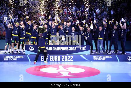 ©Laurent Lairys/MAXPPP - Cérémonie Podium Team Suède pendant l'EHF Homme Euro 2022, finale handball match entre la Suède et l'Espagne sur 30 janvier 2022 à Budapest Multifunctional Arena à Budapest, Hongrie - photo Laurent Lairys / MAXPPP Banque D'Images