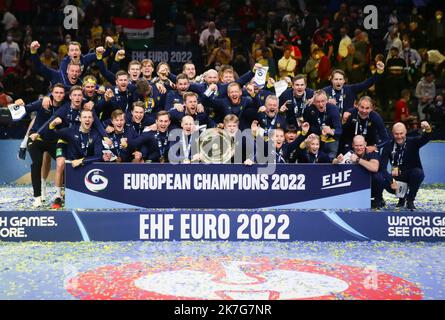 ©Laurent Lairys/MAXPPP - Cérémonie Podium Team Suède pendant l'EHF Homme Euro 2022, finale handball match entre la Suède et l'Espagne sur 30 janvier 2022 à Budapest Multifunctional Arena à Budapest, Hongrie - photo Laurent Lairys / MAXPPP Banque D'Images