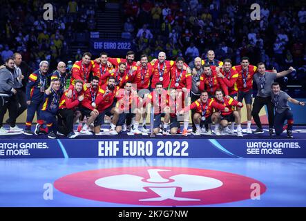 ©Laurent Lairys/MAXPPP - Cérémonie Podium Team Espagne pendant l'EHF Homme Euro 2022, finale handball match entre la Suède et l'Espagne sur 30 janvier 2022 à Budapest Multifunctional Arena à Budapest, Hongrie - photo Laurent Lairys / MAXPPP Banque D'Images