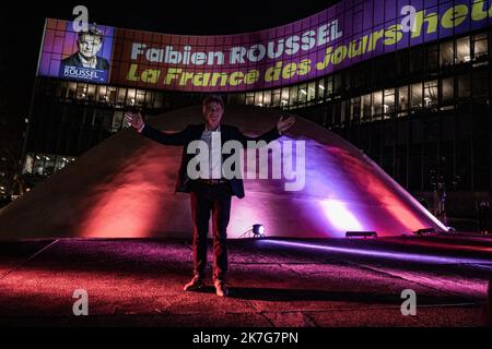 ©Nicolas Cleuet / le Pictorium / MAXPPP - Nicolas Cleuet / le Pictorium - 17/01/2022 - France / Ile-de-France / Paris - Présidence 2022, Présentation de l'affiche de campagne de Fabien Roussel, secret National du Parti communautaire Francais. 17 01 22. Photographie par Nicolas Cleuet / le Pictorium / 17/01/2022 - France / Ile-de-France (région) / Paris - Président 2022, Présentation de l'affiche de campagne de Fabien Roussel, Secrétaire national du Parti communiste français. 17 01 22. Photographie par Nicolas Cleuet / le Pictorium Banque D'Images