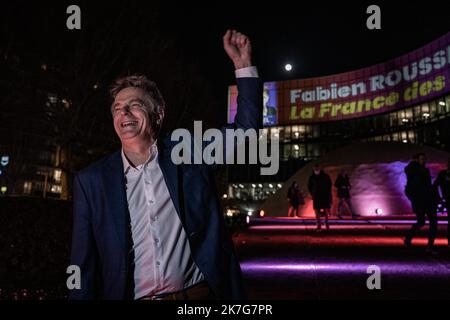 ©Nicolas Cleuet / le Pictorium / MAXPPP - Nicolas Cleuet / le Pictorium - 17/01/2022 - France / Ile-de-France / Paris - Présidence 2022, Présentation de l'affiche de campagne de Fabien Roussel, secret National du Parti communautaire Francais. 17 01 22. Photographie par Nicolas Cleuet / le Pictorium / 17/01/2022 - France / Ile-de-France (région) / Paris - Président 2022, Présentation de l'affiche de campagne de Fabien Roussel, Secrétaire national du Parti communiste français. 17 01 22. Photographie par Nicolas Cleuet / le Pictorium Banque D'Images