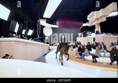 ©Agence Franck Castel/MAXPPP - Charlotte Casiraghi fait un cheval sur la piste lors du spectacle du printemps 2022 de Chanel haute Couture dans le cadre de la semaine de la mode de Paris au Grand Palais Ephemere sur 25 janvier 2022 à Paris, France. Banque D'Images