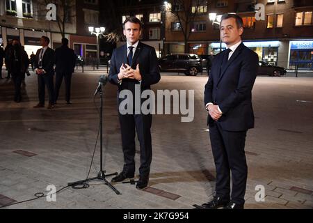 ©PHOTOPQR/VOIX DU NORD/STEPHANE MORTAGNE ; 02/02/2022 ; Tourcoing, le 02/02/2022, placement du président de la république française Emmanuel MACRON dans la région des hauts de France comme ici à Tourcoing, il est accompagné de Gerald DARMANIN Ministre de l'intérieur PHOTO STEPHANE MORTAGNE LA VOIX DU NORD le président français Emmanuel Macron donne une conférence de presse aux côtés du ministre français de l'intérieur Gérald Darmanin à Tourcoing sur 2 février 2022 Banque D'Images