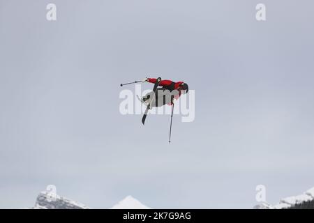 ©PHOTOPQR/LE DAUPHINE/GRÉGORY YETCHMENIZA ; LA CLUSAZ ; 03/02/2022 ; LA CLUSAZ (HAUTE-SAVOIE) LE 3 FEVRIER 2022 FIS FREESKI EUROPA COUPE EN PENTE FINALE SUR NOTRE PHOTO : KADITANE GOMIS Banque D'Images