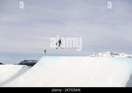 ©PHOTOPQR/LE DAUPHINE/GRÉGORY YETCHMENIZA ; LA CLUSAZ ; 03/02/2022 ; LA CLUSAZ (HAUTE-SAVOIE) LE 3 FEVRIER 2022 FIS FREESKI EUROPA COUPE PENTE FINALE SUR NOTRE PHOTO : AMÉLIE ANNULER Banque D'Images