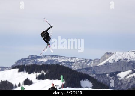 ©PHOTOPQR/LE DAUPHINE/GRÉGORY YETCHMENIZA ; LA CLUSAZ ; 03/02/2022 ; LA CLUSAZ (HAUTE-SAVOIE) LE 3 FEVRIER 2022 FIS FREESKI EUROPA COUPE EN PENTE FINALE SUR NOTRE PHOTO : IVANA MERMILOD BLONDIN Banque D'Images