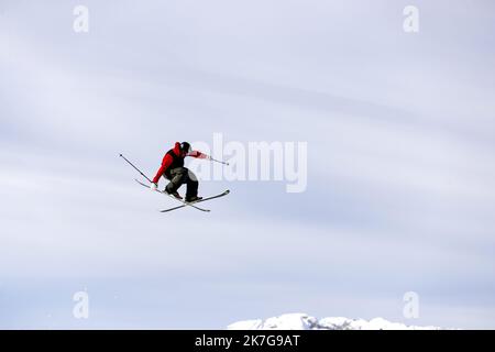 ©PHOTOPQR/LE DAUPHINE/GRÉGORY YETCHMENIZA ; LA CLUSAZ ; 03/02/2022 ; LA CLUSAZ (HAUTE-SAVOIE) LE 3 FEVRIER 2022 FIS FREESKI EUROPA COUPE EN PENTE FINALE SUR NOTRE PHOTO : KADITANE GOMIS Banque D'Images