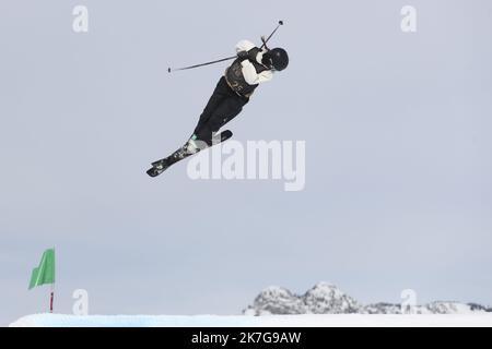 ©PHOTOPQR/LE DAUPHINE/GRÉGORY YETCHMENIZA ; LA CLUSAZ ; 03/02/2022 ; LA CLUSAZ (HAUTE-SAVOIE) LE 3 FEVRIER 2022 FIS FREESKI EUROPA COUPE EN PENTE FINALE SUR NOTRE PHOTO : VICTOIRE TILLIER Banque D'Images