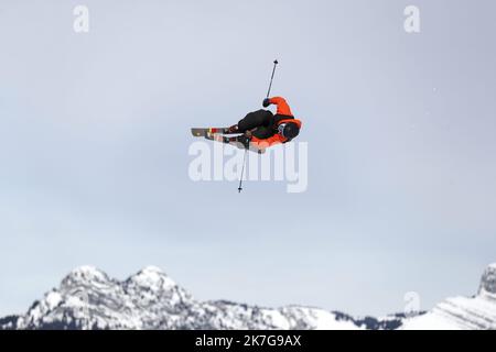 ©PHOTOPQR/LE DAUPHINE/GRÉGORY YETCHMENIZA ; LA CLUSAZ ; 03/02/2022 ; LA CLUSAZ (HAUTE-SAVOIE) LE 3 FEVRIER 2022 FIS FREESKI EUROPA COUPE EN PENTE FINALE SUR NOTRE PHOTO : HUGO PICQUET Banque D'Images