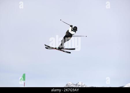 ©PHOTOPQR/LE DAUPHINE/GRÉGORY YETCHMENIZA ; LA CLUSAZ ; 03/02/2022 ; LA CLUSAZ (HAUTE-SAVOIE) LE 3 FEVRIER 2022 FIS FREESKI EUROPA COUPE EN PENTE FINALE SUR NOTRE PHOTO : VICTOIRE TILLIER Banque D'Images