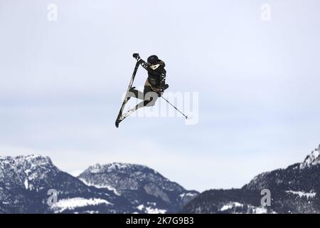 ©PHOTOPQR/LE DAUPHINE/GRÉGORY YETCHMENIZA ; LA CLUSAZ ; 03/02/2022 ; LA CLUSAZ (HAUTE-SAVOIE) LE 3 FEVRIER 2022 FIS FREESKI EUROPA COUPE EN PENTE FINALE SUR NOTRE PHOTO : LOU BARIN Banque D'Images