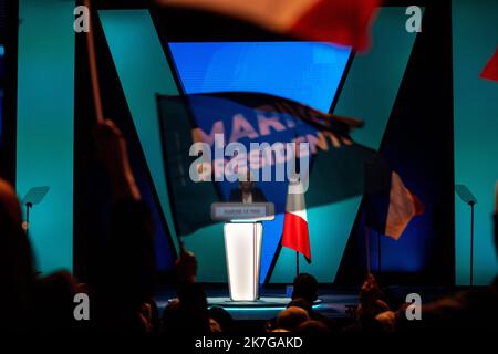 ©Michael Bunel / le Pictorium/MAXPPP - Reims 05/02/2022 Michael Bunel / le Pictorium - 5/2/2022 - France / Grand est / Reims - Présidence de la Convention de Marine le Pen du rassemblement National. Un drapeau ou il est ecrit Marine presidente est agite par un partisan que Marine le Pen prononce son décourage pour son premier grand meeting de la campagne présidentielle 2022. 5 fevrier 2022. Reims, France. / 5/2/2022 - France / Grand est / Reims - Convention présidentielle de Marine le Pen du rassemblement national. Un drapeau avec les mots Marine presidente est brandi par un partisan comme Marine le P. Banque D'Images