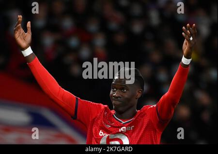 ©Julien Mattia / le Pictorium / MAXPPP - Lille 06/02/2022 Julien Mattia / le Pictorium - 06/02/2022 - France / Haut de France / Lille - tromperie d'Amadou Onana lors du match entre le LOSC et le Paris Saint Germain au Stade Pierre roy pour la 23E née de Maujournat de Ligue 1 Uber Eats, a Lille le 6 Fevrier 2022. / 06/02/2022 - France / Haut de France / Lille - déception d'Amadou Onana lors du match entre le LOSC et Paris Saint Germain au Stade Pierre Mauroy pour la 23rd journée du championnat de Ligue 1 Uber Eats, Lille 6 février 2022. Banque D'Images