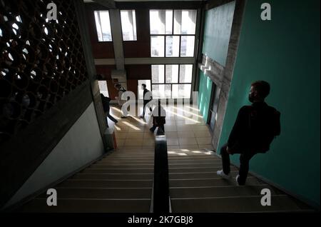 ©PHOTOPQR/LA PROVENCE/NICOLAS VALLAURI ; Marseille ; 11/02/2022 ; visite de la Cité radieuse de Marseille, interprétation par l'architecte Charles-Édouard Jeanneret ( plus connu sous le pseudonyme du Corbusier ) entre 1947 et 1952. Elle est égalie la maison du fada et se trouve au 280 boulevard Michelet dans le 8ème arrondissement (quartier de Sainte-Anne). L'office du tourisme propose des visites de l'édifice avec un guide-confrérecier. - Marseille, France, février 11th 2022 visite de 'la Cité Radieuse', un bâtiment du célèbre architecte le Corbusier Banque D'Images