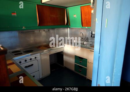 ©PHOTOPQR/LA PROVENCE/NICOLAS VALLAURI ; Marseille ; 11/02/2022 ; visite de la Cité radieuse de Marseille, interprétation par l'architecte Charles-Édouard Jeanneret ( plus connu sous le pseudonyme du Corbusier ) entre 1947 et 1952. Elle est égalie la maison du fada et se trouve au 280 boulevard Michelet dans le 8ème arrondissement (quartier de Sainte-Anne). L'office du tourisme propose des visites de l'édifice avec un guide-confrérecier. - Marseille, France, février 11th 2022 visite de 'la Cité Radieuse', un bâtiment du célèbre architecte le Corbusier Banque D'Images