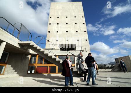 ©PHOTOPQR/LA PROVENCE/NICOLAS VALLAURI ; Marseille ; 11/02/2022 ; visite de la Cité radieuse de Marseille, interprétation par l'architecte Charles-Édouard Jeanneret ( plus connu sous le pseudonyme du Corbusier ) entre 1947 et 1952. Elle est égalie la maison du fada et se trouve au 280 boulevard Michelet dans le 8ème arrondissement (quartier de Sainte-Anne). L'office du tourisme propose des visites de l'édifice avec un guide-confrérecier. - Marseille, France, février 11th 2022 visite de 'la Cité Radieuse', un bâtiment du célèbre architecte le Corbusier Banque D'Images