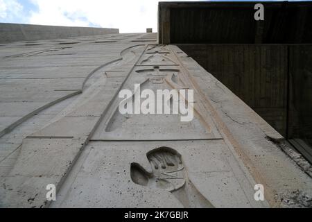 ©PHOTOPQR/LA PROVENCE/NICOLAS VALLAURI ; Marseille ; 11/02/2022 ; visite de la Cité radieuse de Marseille, interprétation par l'architecte Charles-Édouard Jeanneret ( plus connu sous le pseudonyme du Corbusier ) entre 1947 et 1952. Elle est égalie la maison du fada et se trouve au 280 boulevard Michelet dans le 8ème arrondissement (quartier de Sainte-Anne). L'office du tourisme propose des visites de l'édifice avec un guide-confrérecier. - Marseille, France, février 11th 2022 visite de 'la Cité Radieuse', un bâtiment du célèbre architecte le Corbusier Banque D'Images