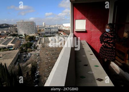 ©PHOTOPQR/LA PROVENCE/NICOLAS VALLAURI ; Marseille ; 11/02/2022 ; visite de la Cité radieuse de Marseille, interprétation par l'architecte Charles-Édouard Jeanneret ( plus connu sous le pseudonyme du Corbusier ) entre 1947 et 1952. Elle est égalie la maison du fada et se trouve au 280 boulevard Michelet dans le 8ème arrondissement (quartier de Sainte-Anne). L'office du tourisme propose des visites de l'édifice avec un guide-confrérecier. - Marseille, France, février 11th 2022 visite de 'la Cité Radieuse', un bâtiment du célèbre architecte le Corbusier Banque D'Images