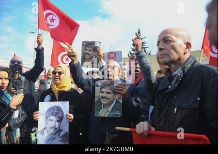 ©Yassine Mahjoub/MAXPPP - 12/02/2022 la commission de défense des deux martyrs, Chokri Belaid et Mohamed Brahmi, démontrera en dehors de la résidence Rached Ghannouchi à cite El Ghazela, Ariana Tunisie sur 12 février, 2022 (photo de Yassine Mahjoub/MAXPPP ) Banque D'Images