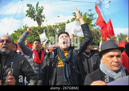 ©Yassine Mahjoub/MAXPPP - 12/02/2022 la commission de défense des deux martyrs, Chokri Belaid et Mohamed Brahmi, démontrera en dehors de la résidence Rached Ghannouchi à cite El Ghazela, Ariana Tunisie sur 12 février, 2022 (photo de Yassine Mahjoub/MAXPPP ) Banque D'Images