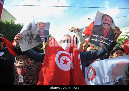 ©Yassine Mahjoub/MAXPPP - 12/02/2022 la commission de défense des deux martyrs, Chokri Belaid et Mohamed Brahmi, démontrera en dehors de la résidence Rached Ghannouchi à cite El Ghazela, Ariana Tunisie sur 12 février, 2022 (photo de Yassine Mahjoub/MAXPPP ) Banque D'Images