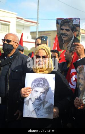 ©Yassine Mahjoub/MAXPPP - 12/02/2022 la commission de défense des deux martyrs, Chokri Belaid et Mohamed Brahmi, démontrera en dehors de la résidence Rached Ghannouchi à cite El Ghazela, Ariana Tunisie sur 12 février, 2022 (photo de Yassine Mahjoub/MAXPPP ) Banque D'Images