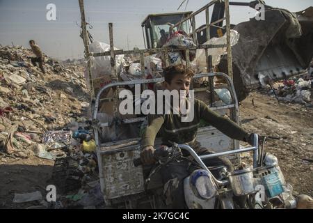 ©Christophe petit Tesson/MAXPPP - 24/11/2021 ; MOSSOUL ; IRAQ - des enfants des personnes survit en triant les déchets dans une déposition d'ordure dans le nord de mossoul. Le tri du carton et du plastique ont été rapaleur jusqu'à 5 dollars par jour. Souvent orphelin des milliers d'enfants vivraient dans les rues de la ville de Mossoul, libre de l'État islamique en juillet 2017, mais qui tarde se relater des importations destructrices urbaines malgre l'aide de projets internationaux sous l'egide de l'UNESCO. Les enfants des rues survivent en triant les déchets dans une décharge à ordures dans le nord de Mossoul. Tri de la carte Banque D'Images