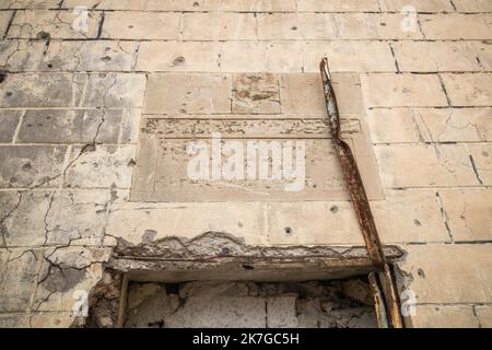 ©Christophe petit Tesson/MAXPPP - 24/11/2021 ; MOSSOUL ; IRAK - les inscriptions effées sur la façade de l'Eglise Sainte Etchmiadzine de Mossoul détour par Daesh sur l'esplanade des lunettes en reconstruction dans la vieille ville de Mossoul. La ville de Mossoul, libre de l'État islamique en juillet 2017, un sous-i d'importations destructions urbaines et se releve petit a petit avec l'aide de projets internationaux sous l'egide de l'UNESCO. Église orthodoxe syriaque Al Tahira dans la cour de l'Église dans la vieille ville de Mossoul en cours de reconstruction. La ville de Mossoul, libérée du Banque D'Images