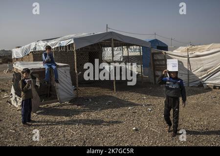 ©Christophe petit Tesson/MAXPPP - 26/11/2021 ; HASSAN SHAM ; IRAQ - des enfants jouent au 'camp U3' a Hassan Sam, à 30 km à l'est de Mossoul, le camp est la commune de surveillance des autoroutes kurde et Irakienne. Un espace de ce camp de refuges est réserve aux anciens mineurs combatant de l'Etat Islamirique, non conforme à la justice ils n'ont pas le droit de sortie du camp . U3 camp à Hassan Sam. Ce camp de réfugiés situé à 30 km à l'est de Mossoul est géré par les autorités kurdes. Une zone dans le camp est réservée aux anciens combattants de l'État islamique, non condamnés par jurcourt qu'ils n'ont pas la plate-forme Banque D'Images