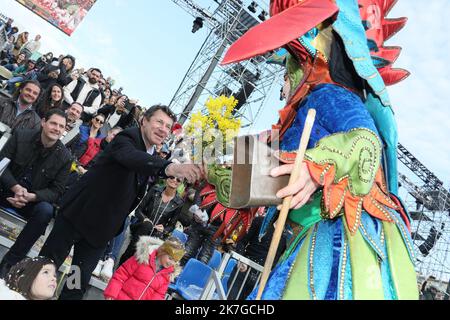 ©PHOTOPQR/NICE MATIN/Patrice Lapoirie ; Nice ; 13/02/2022 ; bataille de fleurs/ Carnaval de Nice/ corso fleuri christian estrosi laura tenoudji Banque D'Images