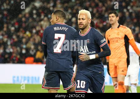 ©PHOTOPQR/LE PARISIEN/Fred Dugit ; Paris ; 15/02/2022 ; Sport Parc des princes (Paris XVIe), le 15 février 2022 8es de finale des Champions de la Ligue PSG-Real Madrid photo LP / Fred Dugit Mbappe Neymar Banque D'Images