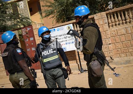 ©Nicolas Remene / le Pictorium/MAXPPP - Tombouctou (Tombuktu) 10/02/2022 Nicolas Remene / le Pictorium - 10/2/2022 - Mali / Tombouctou (Tombuktu) / Tombouctou (Tombuktu) - des mémoires des forces de police des Nations Unies (UNPOL) au Mali sécurisant une délégation de la mission de protection de la femme Travail dans le centre ville de Tombouctou, le 8 fevrier 2022. / 10/2/2022 - Mali / Tombouctou (Tombouctou) / Tombouctou (Tombouctou) - des membres de la police des Nations Unies (UNPOL) au Mali opérant au sein de la MINUSMA ont sécurisé une délégation lors d'une mission de travail dans le centre de Tombouctou, Banque D'Images