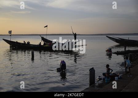 ©Nicolas Remene / le Pictorium/MAXPPP - Selingue 31/01/2022 Nicolas Remene / le Pictorium - 31/1/2022 - Mali / Sikasso / Selingue - vue sur le port de pêche au niveau du marché aux poissons de Selingue dans la région de Sikasso au Mali, le 31 janvier 2022. / 31/1/2022 - Mali / Sikasso / Selingue - vue sur le port de pêche du marché des poissons de Selingue dans la région de Sikasso au Mali, 31 janvier 2022. Banque D'Images