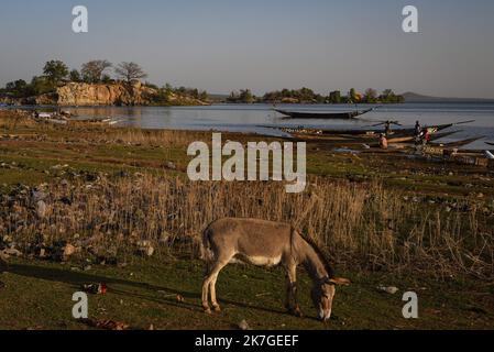 ©Nicolas Remene / le Pictorium/MAXPPP - Selingue 31/01/2022 Nicolas Remene / le Pictorium - 31/1/2022 - Mali / Sikasso / Selingue - vue sur le lac de Selingue dans la région de Sikasso au Mali, le 31 janvier 2022. / 31/1/2022 - Mali / Sikasso / Selingue - vue sur le lac Selingue dans la région de Sikasso au Mali, 31 janvier 2022. Banque D'Images