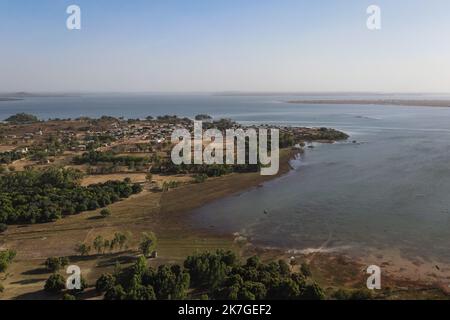 ©Nicolas Remene / le Pictorium/MAXPPP - Selingue 31/01/2022 Nicolas Remene / le Pictorium - 31/1/2022 - Mali / Sikasso / Selingue - vue sur le lac de Selingue dans la région de Sikasso au Mali, le 31 janvier 2022. / 31/1/2022 - Mali / Sikasso / Selingue - vue sur le lac Selingue dans la région de Sikasso au Mali, 31 janvier 2022. Banque D'Images