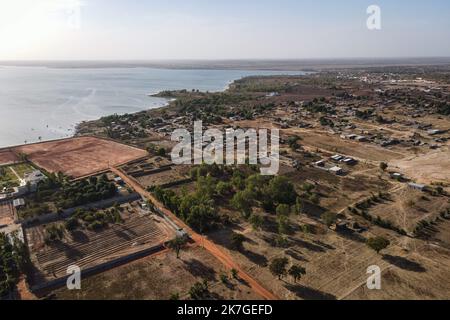 ©Nicolas Remene / le Pictorium/MAXPPP - Selingue 31/01/2022 Nicolas Remene / le Pictorium - 31/1/2022 - Mali / Sikasso / Selingue - vue sur le lac de Selingue dans la région de Sikasso au Mali, le 31 janvier 2022. / 31/1/2022 - Mali / Sikasso / Selingue - vue sur le lac Selingue dans la région de Sikasso au Mali, 31 janvier 2022. Banque D'Images