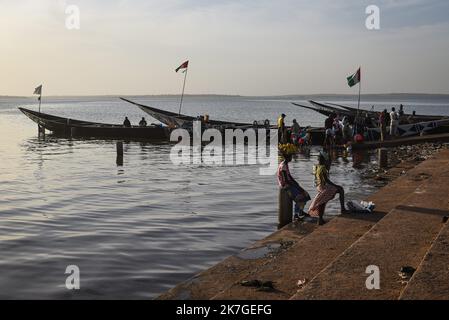 ©Nicolas Remene / le Pictorium/MAXPPP - Selingue 31/01/2022 Nicolas Remene / le Pictorium - 31/1/2022 - Mali / Sikasso / Selingue - vue sur le port de pêche au niveau du marché aux poissons de Selingue dans la région de Sikasso au Mali, le 31 janvier 2022. / 31/1/2022 - Mali / Sikasso / Selingue - vue sur le port de pêche du marché des poissons de Selingue dans la région de Sikasso au Mali, 31 janvier 2022. Banque D'Images