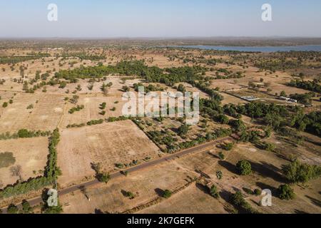 ©Nicolas Remene / le Pictorium/MAXPPP - Selingue 31/01/2022 Nicolas Remene / le Pictorium - 31/1/2022 - Mali / Sikasso / Selingue - vue sur le lac de Selingue dans la région de Sikasso au Mali, le 31 janvier 2022. / 31/1/2022 - Mali / Sikasso / Selingue - vue sur le lac Selingue dans la région de Sikasso au Mali, 31 janvier 2022. Banque D'Images