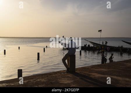 ©Nicolas Remene / le Pictorium/MAXPPP - Selingue 31/01/2022 Nicolas Remene / le Pictorium - 31/1/2022 - Mali / Sikasso / Selingue - vue sur le lac de Selingue dans la région de Sikasso au Mali, le 31 janvier 2022. / 31/1/2022 - Mali / Sikasso / Selingue - vue sur le lac Selingue dans la région de Sikasso au Mali, 31 janvier 2022. Banque D'Images