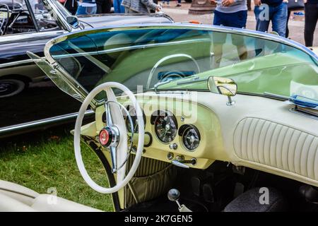 BADEN BADEN, ALLEMAGNE - JUILLET 2019: Intérieur en cuir blanc de beige KAISER DARRIN cabrio roadster 1954, réunion oldtimer à Kurpark. Banque D'Images