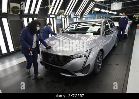 ©PHOTOPQR/l'ALSACE/Vincent VOEGTLIN ; Mulhouse ; 17/02/2022 ; le contrôle d'énergie de la chaine de production de Stellantis Mulhouse (ex PSA) sur les nouvelles Peugeot 308, à Mulhouse le 17 février 2022. Stellantis prévoit une marge bénéficiaire à deux chiffres en 2022 après avoir dépassé l'objectif de 2021 Stellantis affirme que la marge bénéficiaire d'exploitation sur l'ensemble de l'exercice, de 11,8 %, a dépassé l'objectif; les experts des constructeurs automobiles, une autre marge à deux chiffres en 2022. Mulhouse, France, février 2022 Banque D'Images